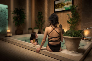 deux femmes en détente dans jacuzzis de Spa Bioterra.