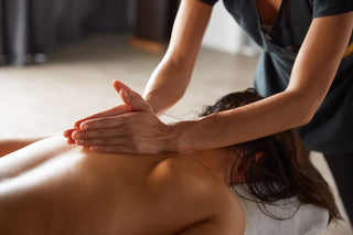 Massage Lomi Lomi par notre massothérapeute chez Spa Bioterra.