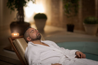 homme relaxé en peignoir blanc au spa Bioterra.